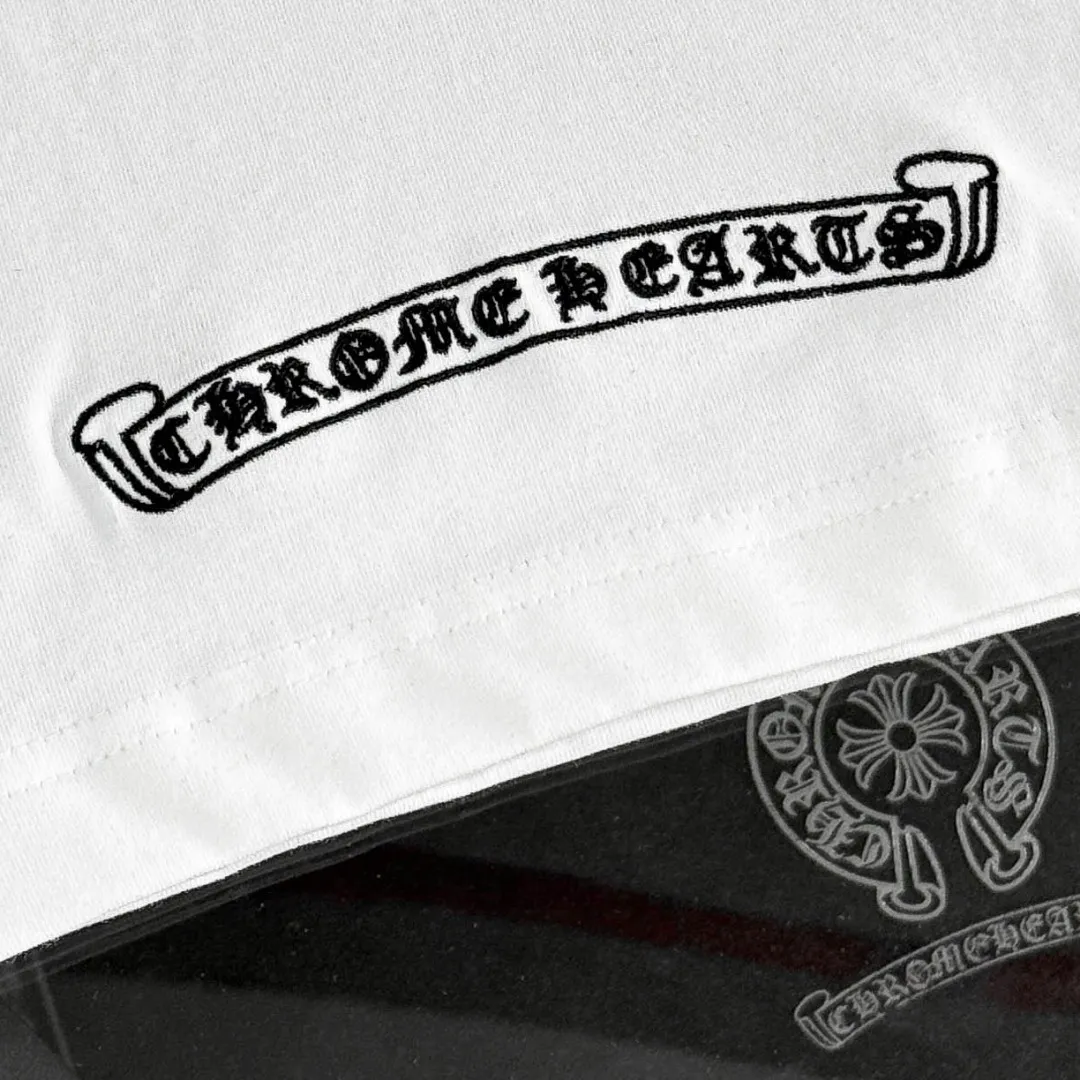 P180 Chrome Hearts Chrome Hearts 25 high version. The fabric is made of 300g high-density pure cotton. It does not deform or shrink. It has three labels. It is the same style for men and women. Technology: patch embroidery + original development hardware. Color: white, black, pink. SIZE: S-XL